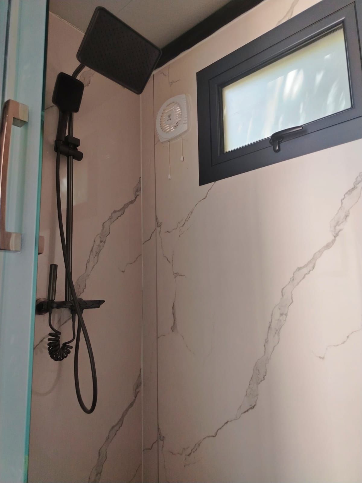 Regadera del baño de la COUVA 6×6