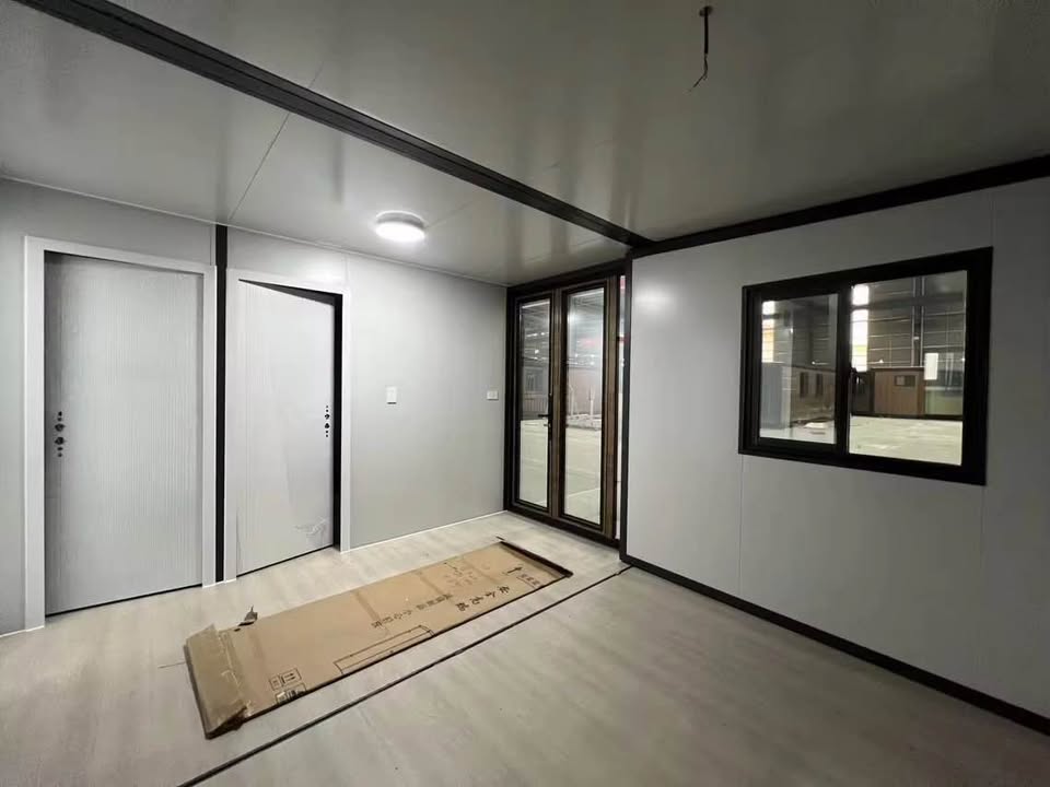 Sala sin muebles con acabados premium